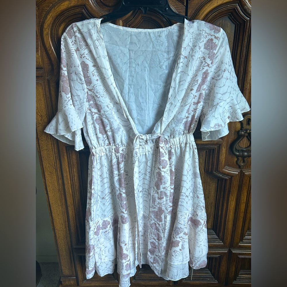 Beetsweeti flowy print mini dress!